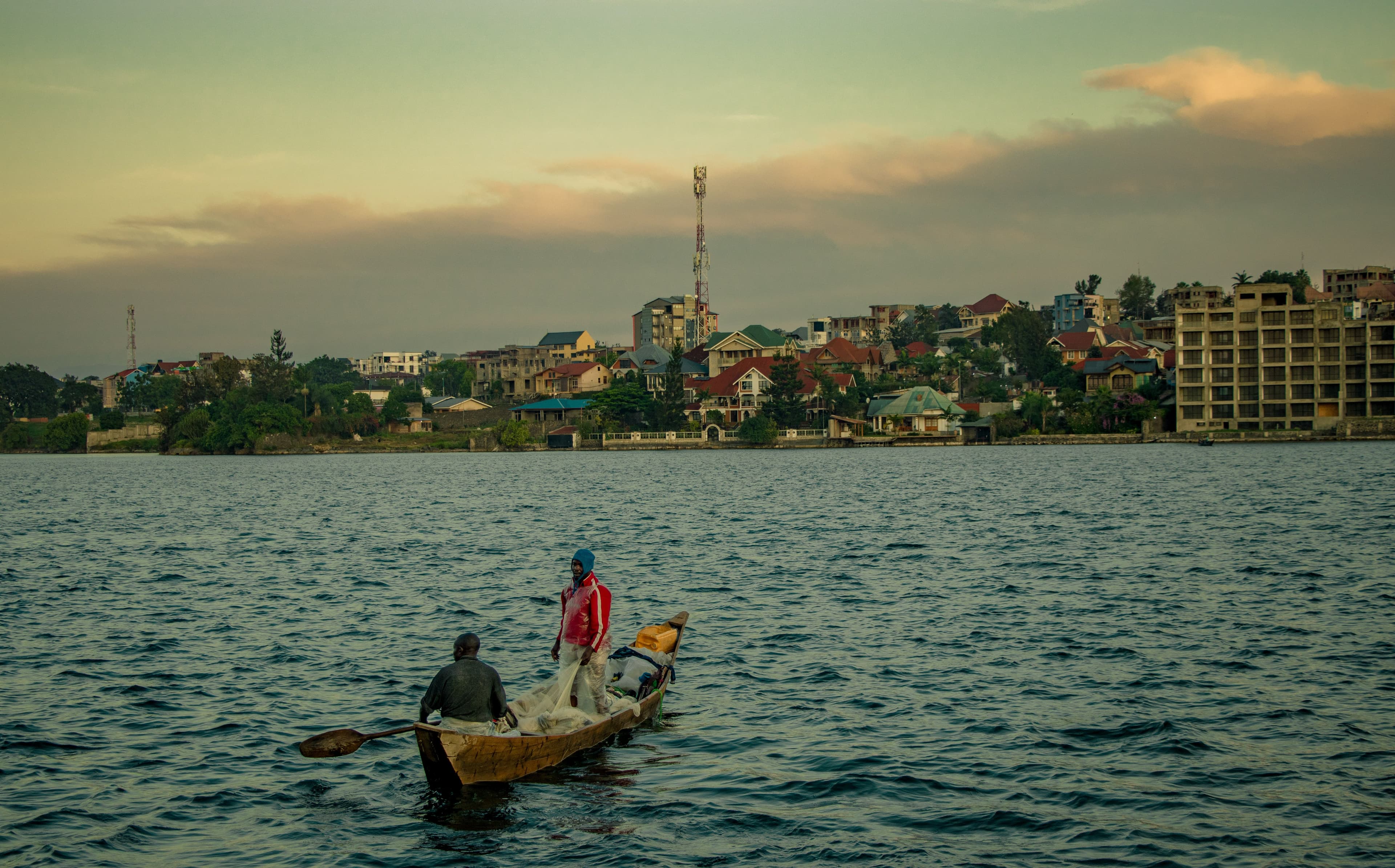 Pêcheurs en pirogue sur le fleuve Congo